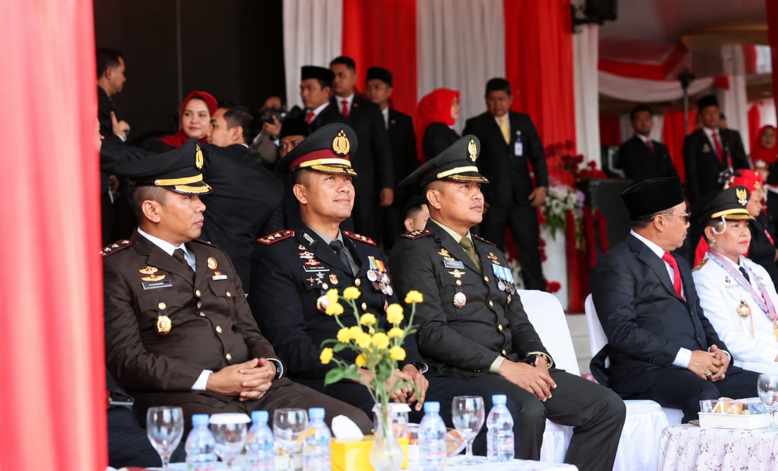 Kapolres Tapin AKBP Weldi Rozika, SH, S.I.K, M.I.K turut hadir dalam upacara pengibaran Bendera Merah Putih yang digelar pada Senin (17/8/2026).